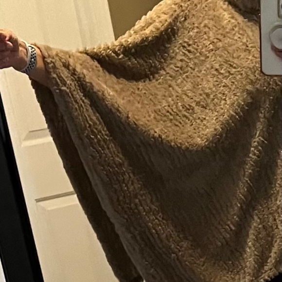 L.I.B.New York taupe faux fur Poncho OS - Picture 2 of 9